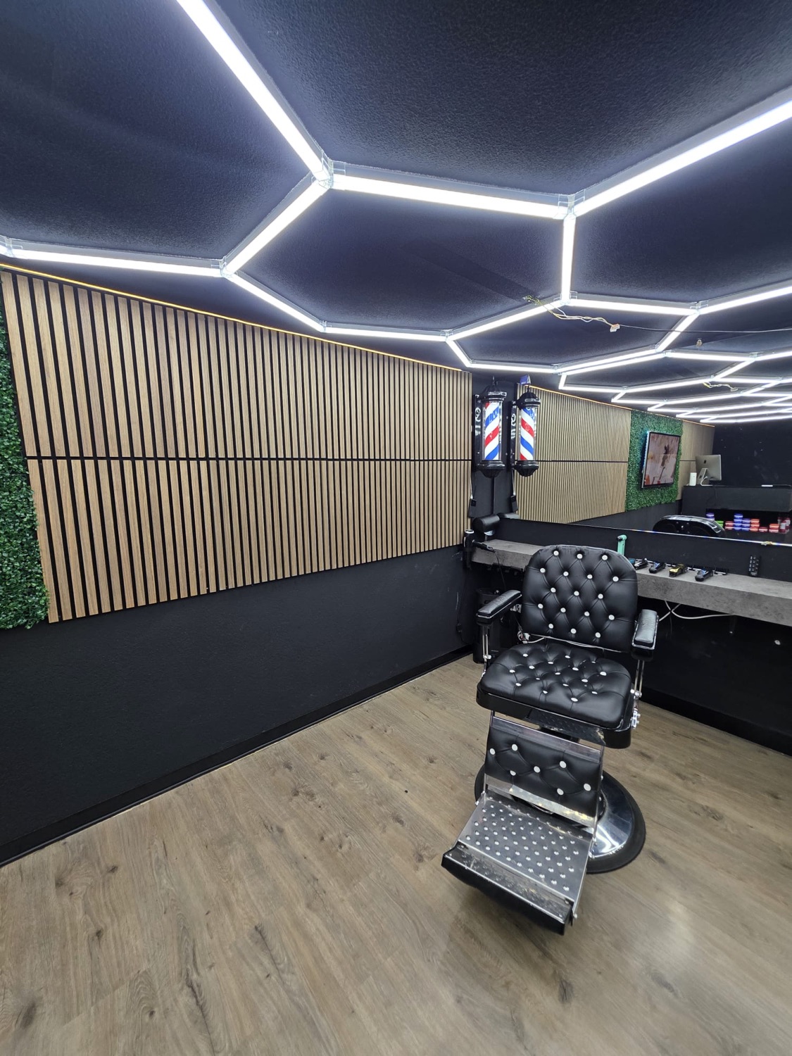 PintoBarber Thun, Barber-Stuhl unter der Hexagon-LED