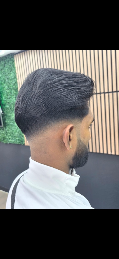 Slick-Back mit sauberem Fade & Bart