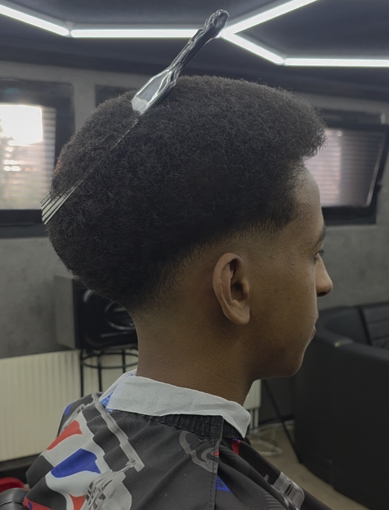 High-Top Afro mit Drop Fade